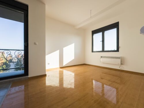 Apartman Zlatibor – Svetao enterijer sa velikim prozorima i terasom – Nov, kompaktan apartman sa modernim nameštajem i prirodnim osvetljenjem.