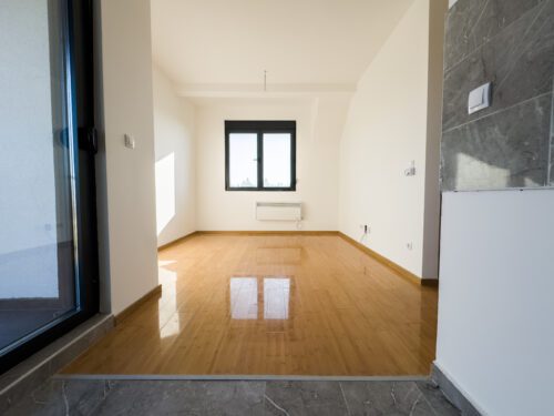 Apartman Zlatibor – Svetao enterijer sa velikim prozorima i terasom – Nov, kompaktan apartman sa modernim nameštajem i prirodnim osvetljenjem.