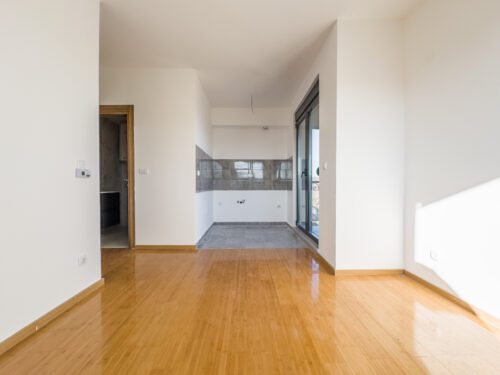 Apartman Zlatibor – Svetao enterijer sa velikim prozorima i terasom – Nov, kompaktan apartman sa modernim nameštajem i prirodnim osvetljenjem.