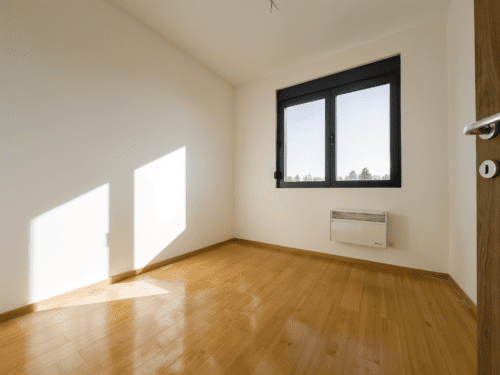 Apartman Zlatibor novogradnja – Moderan enterijer sa spavaćom sobom i terasom – Kompaktni apartman sa elegantnim nameštajem i pogledom na prirodu.