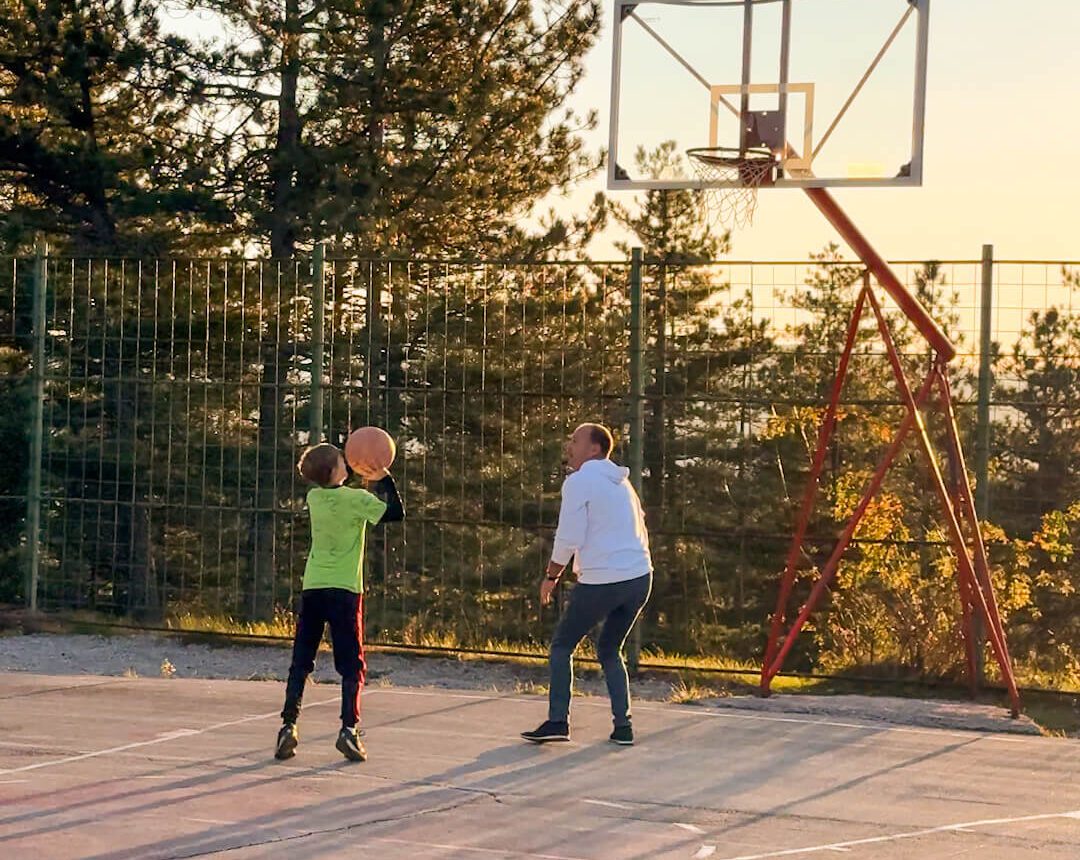 Košarkaški teren Zlatibor – Sportska zona na planini – Moderni košarkaški teren na Zlatiboru, savršeno mesto za rekreaciju i trening na svežem vazduhu.