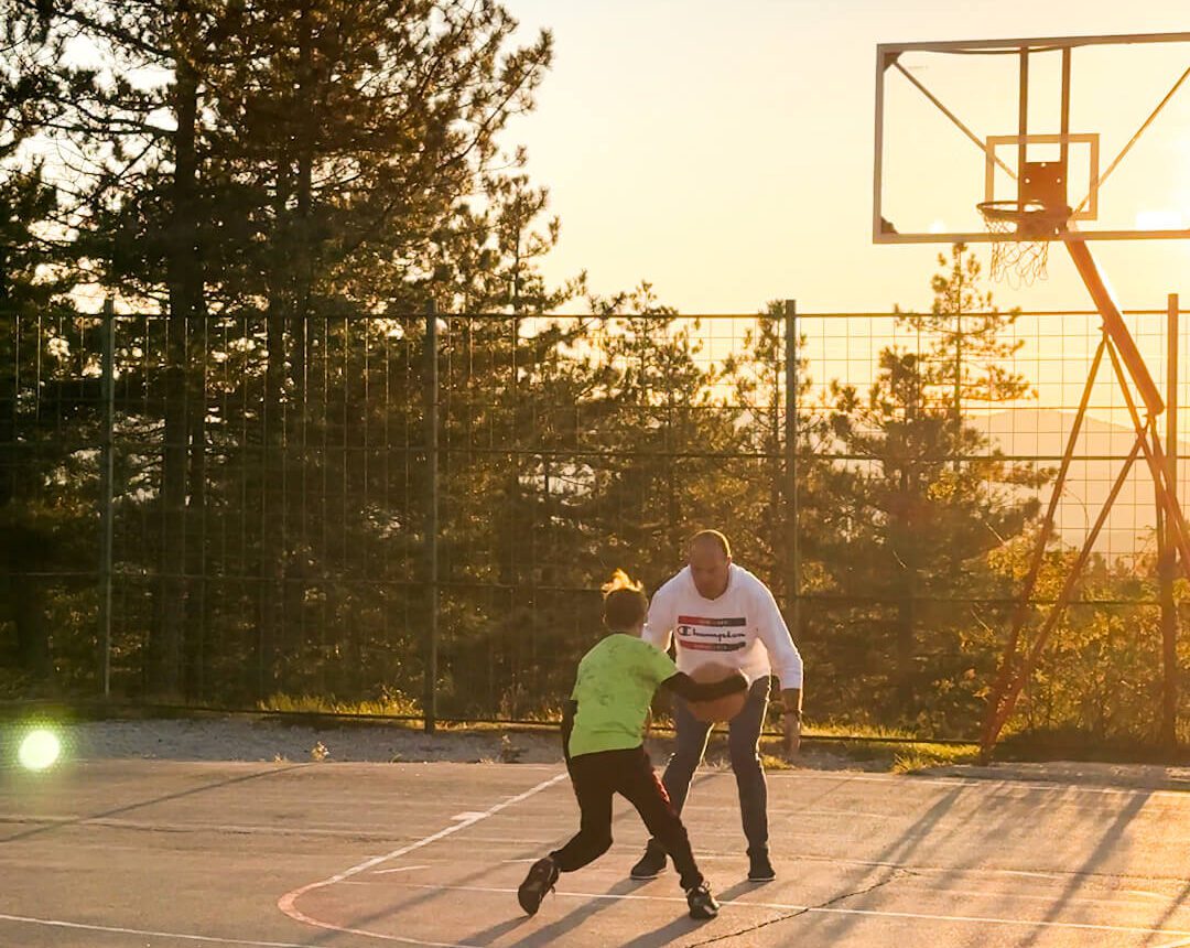 Košarkaški teren Zlatibor – Sportska zona na planini – Moderni košarkaški teren na Zlatiboru, savršeno mesto za rekreaciju i trening na svežem vazduhu.