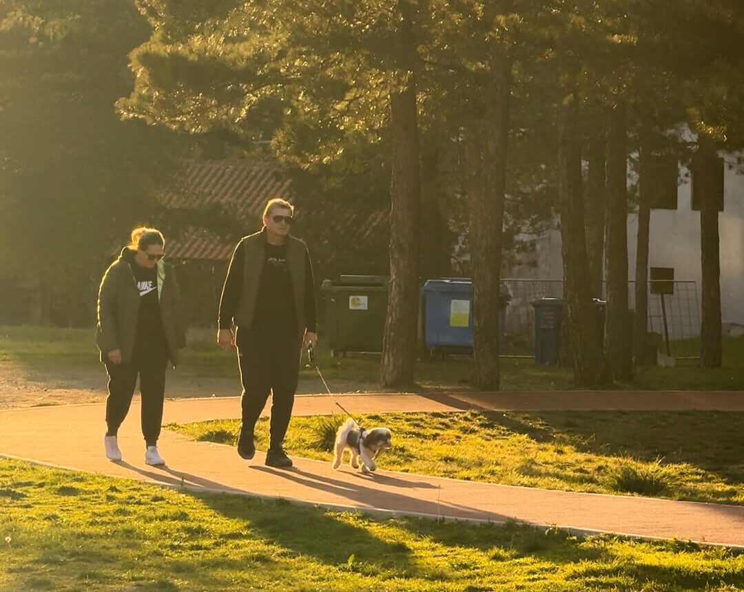 Trenutno vreme Zlatibor – Sunčan dan u planini – Zlatibor pod plavim nebom, sa savršenim vremenskim uslovima za šetnju i uživanje u prirodi.