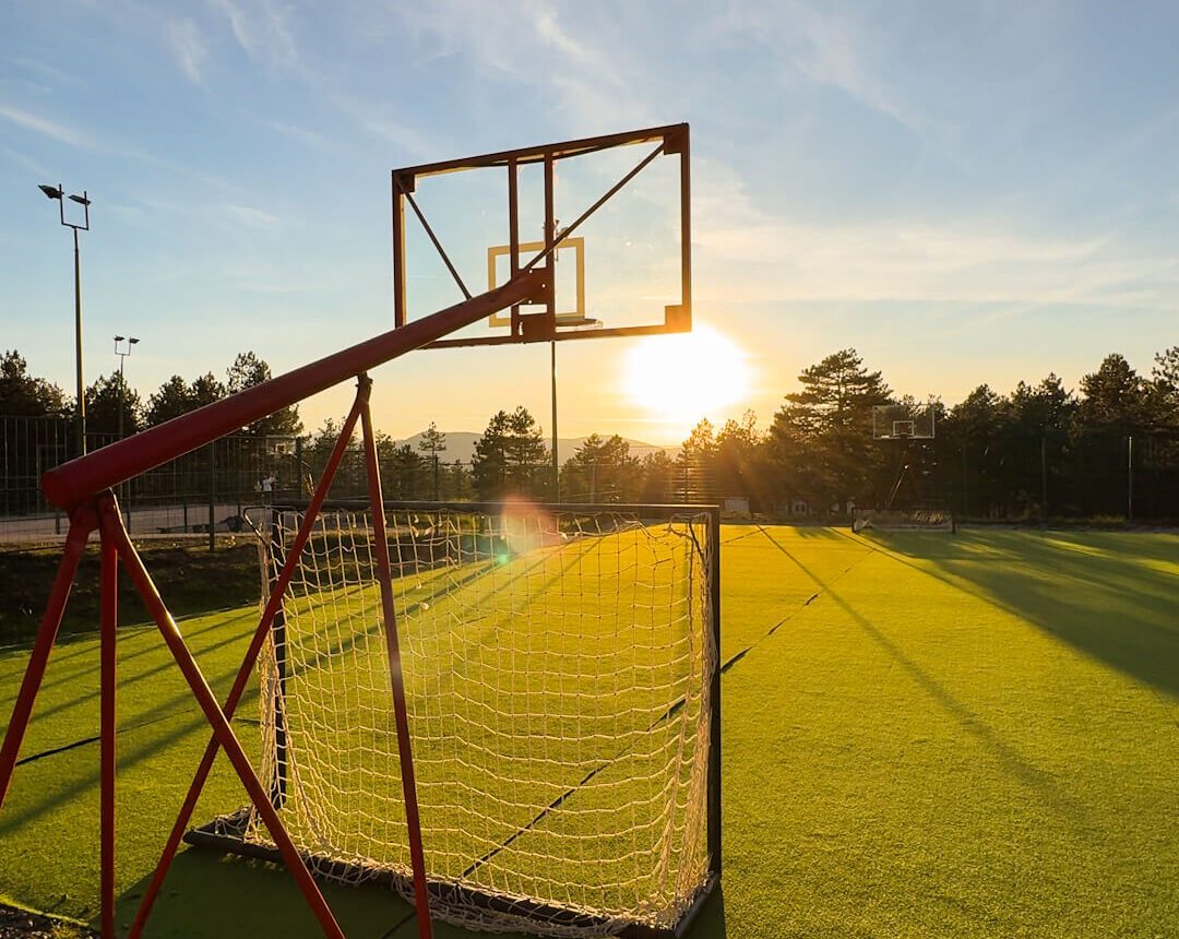Fudbalski teren Zlatibor – Idealno mesto za utakmice – Pogled na fudbalski teren u srcu Zlatibora, okružen zelenilom i planinskim pejzažima.